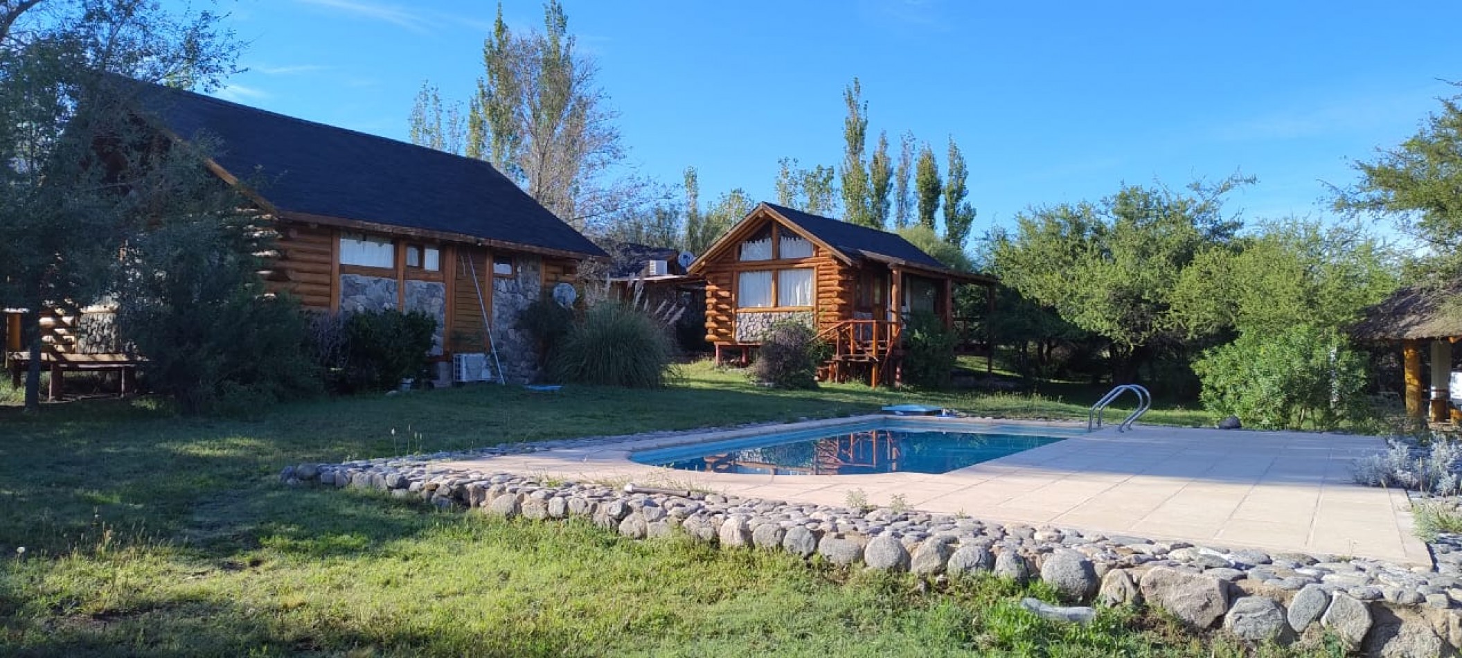 VENDE CASA Y 4 CABAÑAS EN SIERRAS MARIANAS VILLA DE LA QUEBRADA