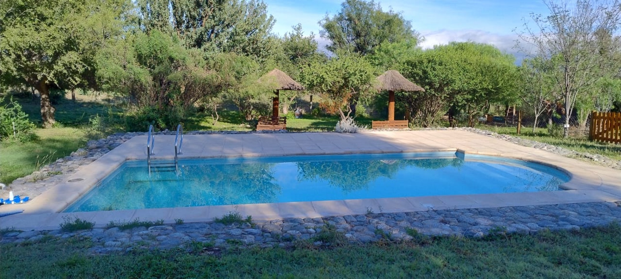 VENDE CASA Y 4 CABAÑAS EN SIERRAS MARIANAS VILLA DE LA QUEBRADA