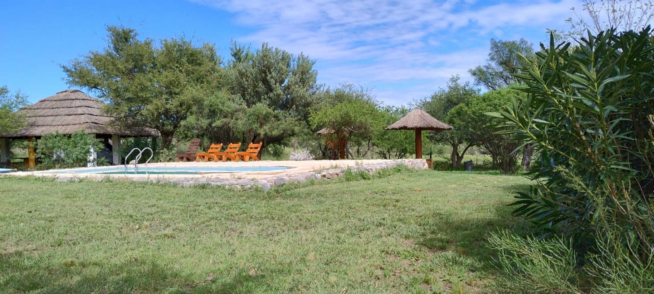 VENDE CASA Y 4 CABAÑAS EN SIERRAS MARIANAS VILLA DE LA QUEBRADA