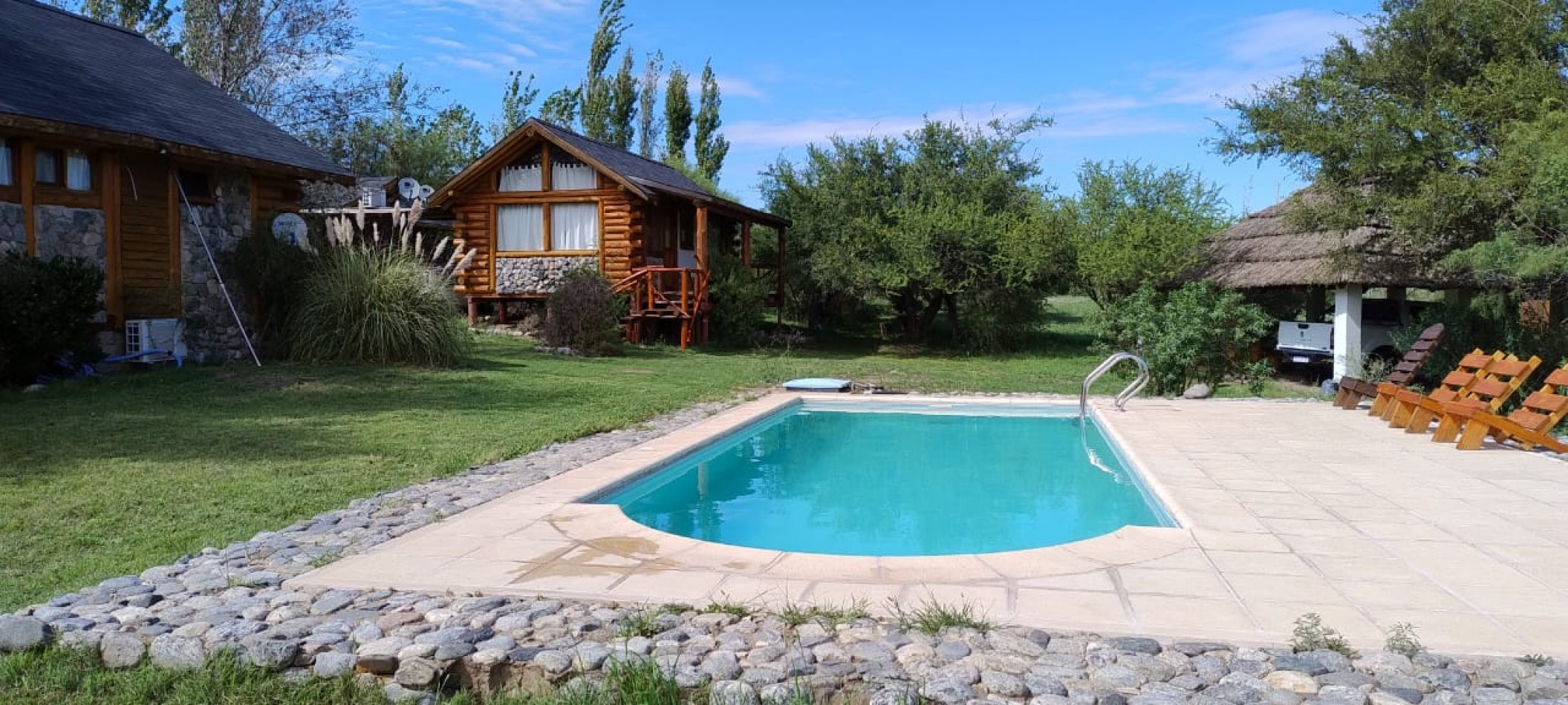 VENDE CASA Y 4 CABAÑAS EN SIERRAS MARIANAS VILLA DE LA QUEBRADA